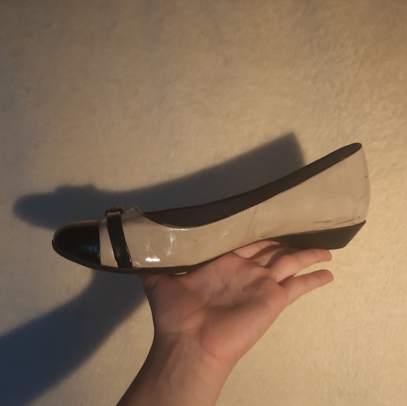 Naturalizer beige and black flats with gold strap - Picture 4 of 14